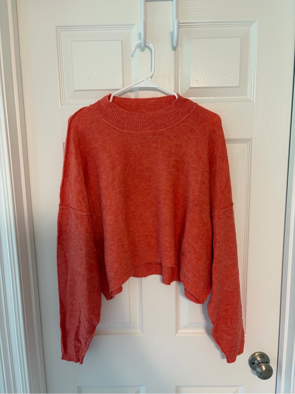 vestique Cropped Crewneck Sweater in Coral